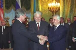 450px-Presidents_after_signing_the_Trilateral_Statement,_Moscow,_1994[1].webp