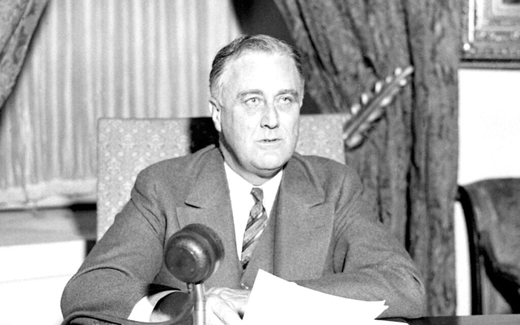 President Franklin D. Roosevelt delivers a 'fireside chat' from the White House. (public domain) President Franklin D. Roosevelt delivers a 'fireside chat' from the White House. (public domain)